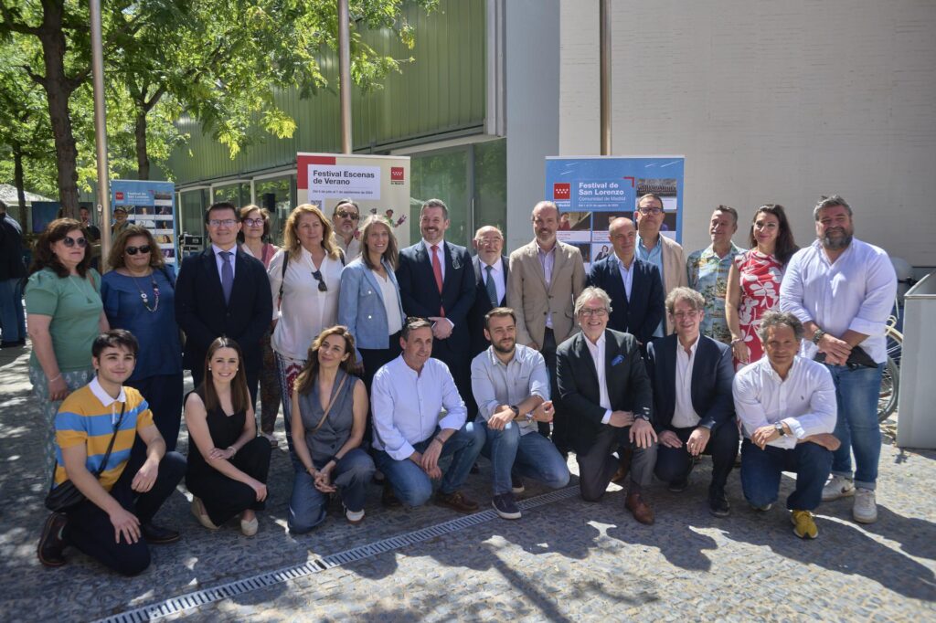 El consejero Mariano de Paco Serrano junto a algunos de los artistas participantes en el festival y representantes institucionales tras la presentación