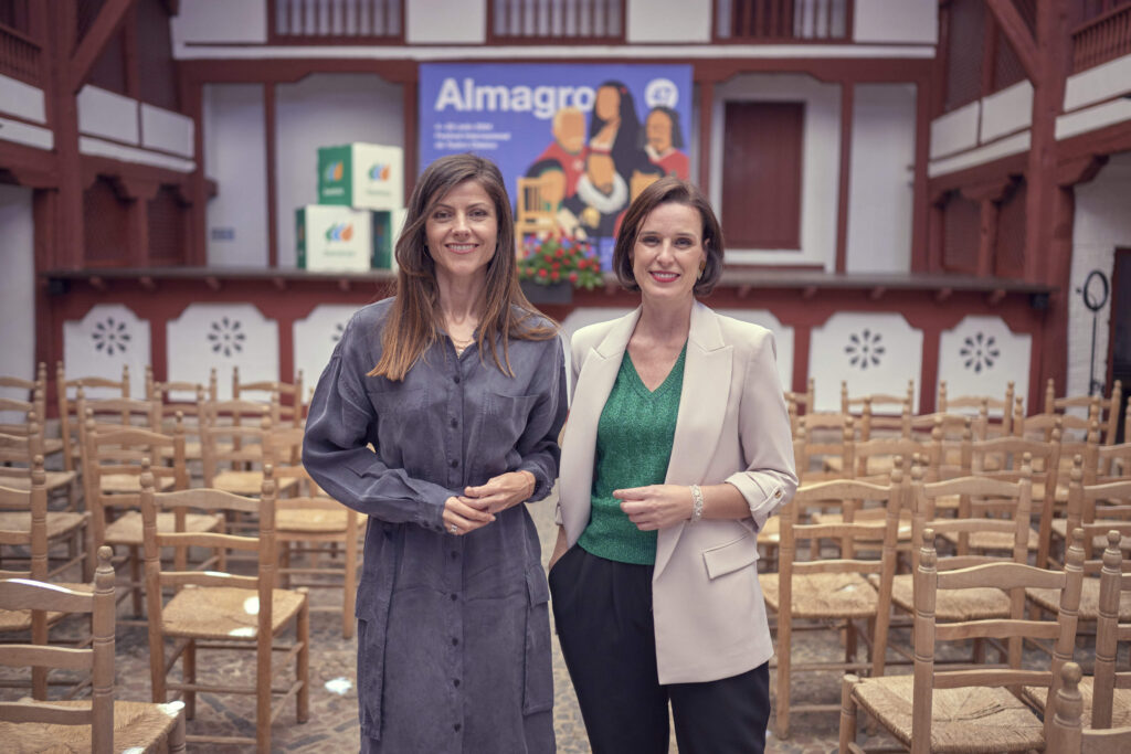 Irene Pardo, directora del festival de Almagro y Laura Gil, responsable de patrocinios de Iberdrola, firman un convenio para el Festival Internacional de Teatro Clásico de Almagro