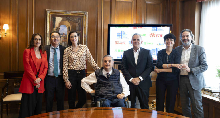 Fotografía de familia tras la firma de la colaboración