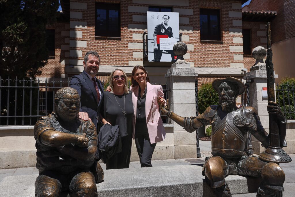 El Consejero de Turismo, Cultura y Deporte de la Comunidad de Madrid, Mariano de Paco Serrano; la Alcaldesa del Ayuntamiento de Alcalá de Henares, Judith Piquet; y la directora artística del Festival iberoamericano del Siglo de Oro. Clásicos en Alcalá, Clara Pérez (centro)