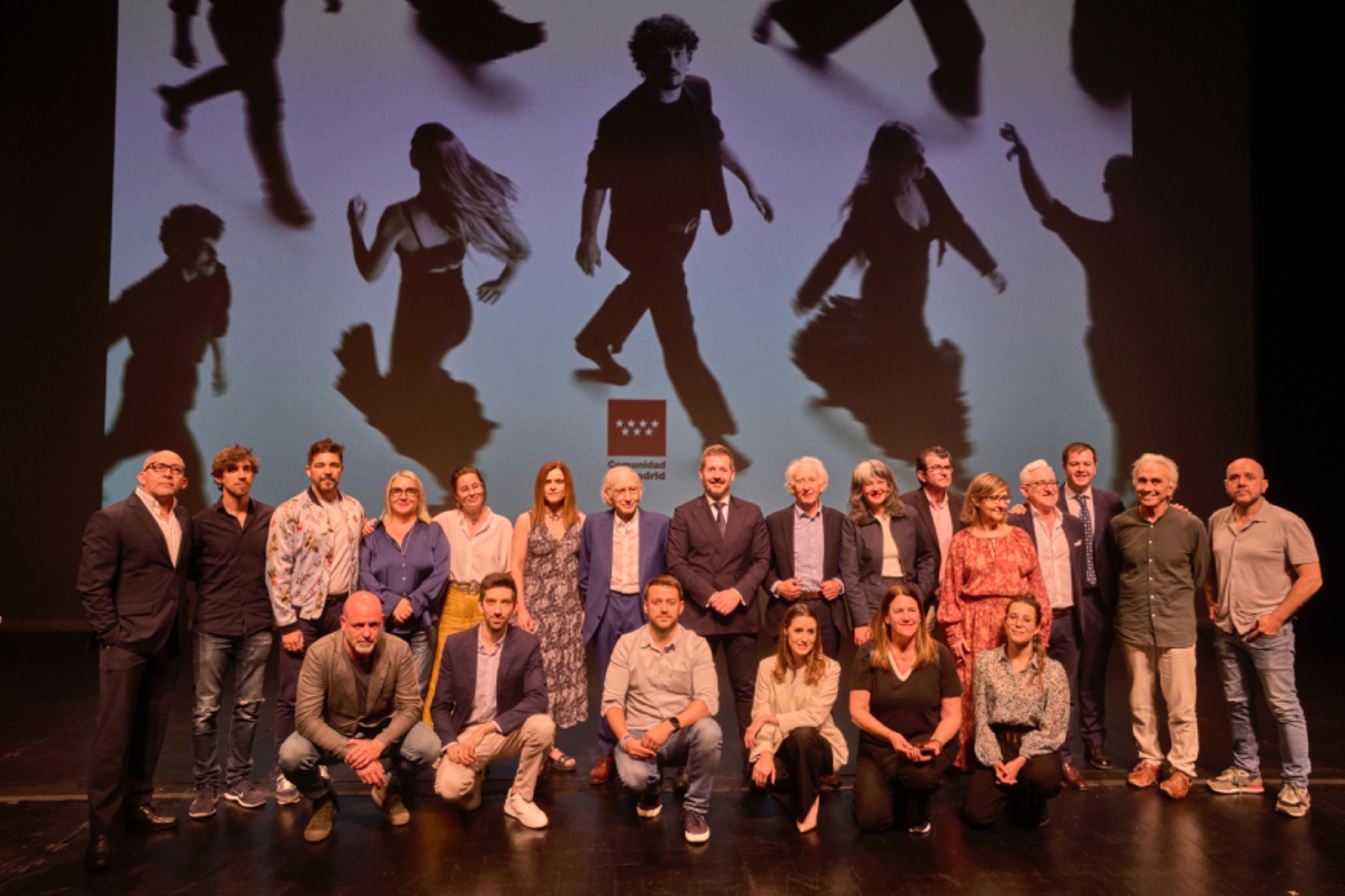 El consejero Mariano de Paco Serrano junto a los directores artísticos residentes de Teatros del Canal, autoridades, el director-gerente, algunos directores de festivales y de los artistas que estarán presentes en la temporada 24/25 ayer por la mañana tras el acto de presentación de la nueva programación