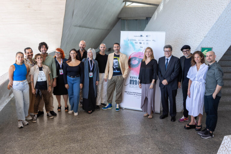 Foto de familia con todo el equipo artístico de los XXVII Premios Max- Tenerife