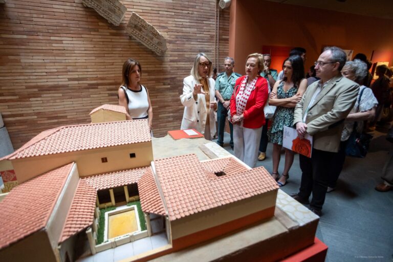 Momento de la presentación de la exposición por parte de su comisaria