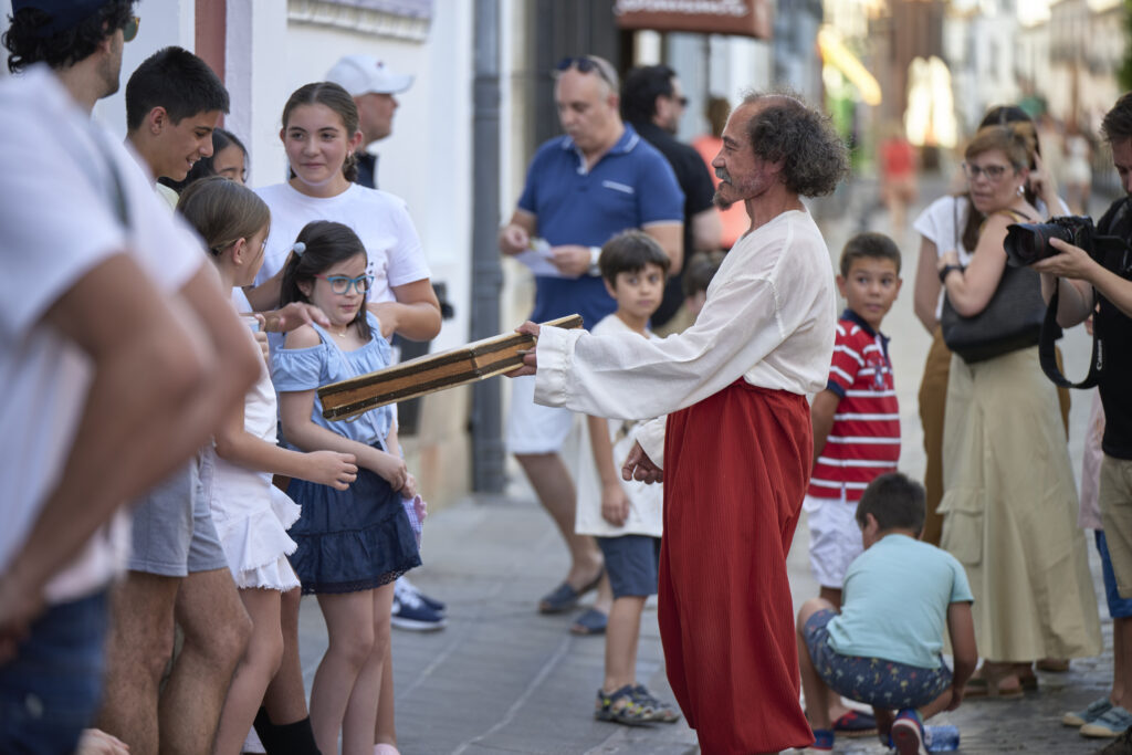 Los actores recibieron al público infantil a las puertas del Teatro Municipal