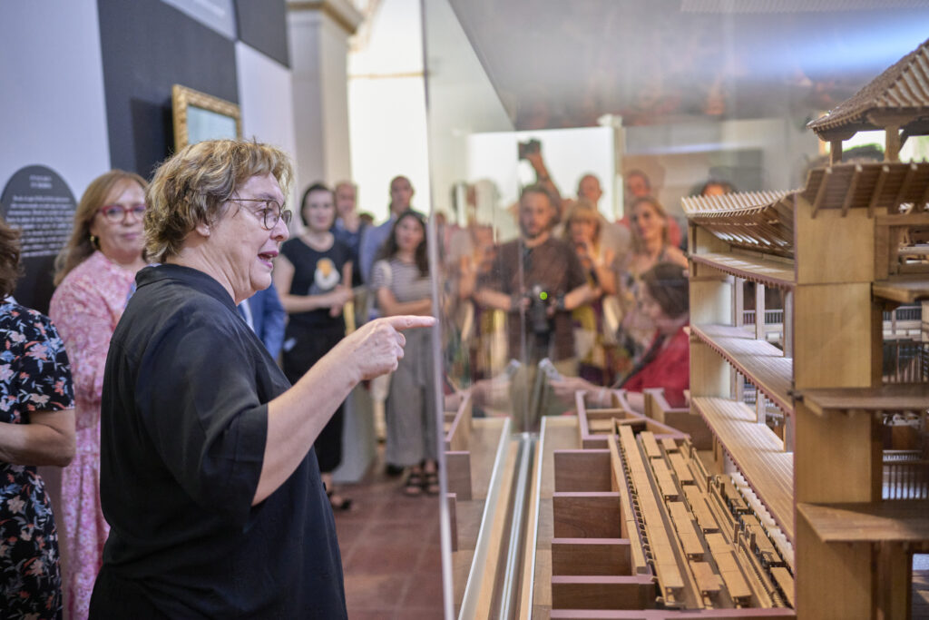 Un momento de la visita guiada a la exposición por parte de su comisaria, Laila Ripoll