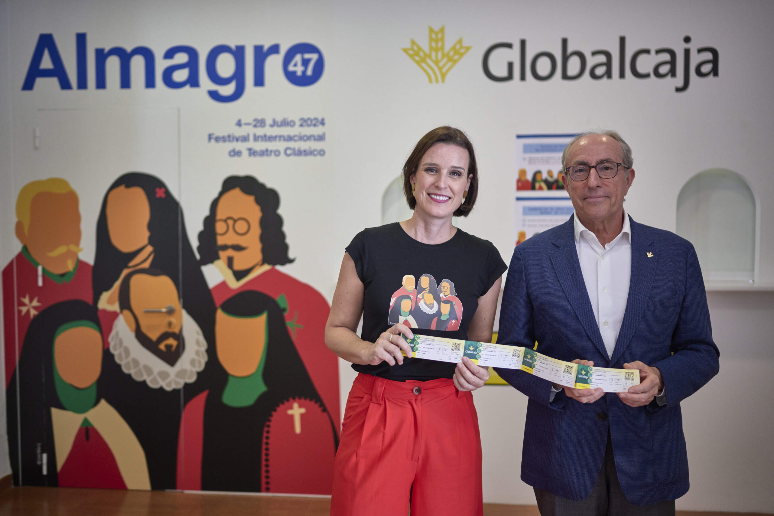 Irene Pardo y Mariano León, directora del Festival de Almagro y Presidente de Globalcaja respectivamente, posan para los medios