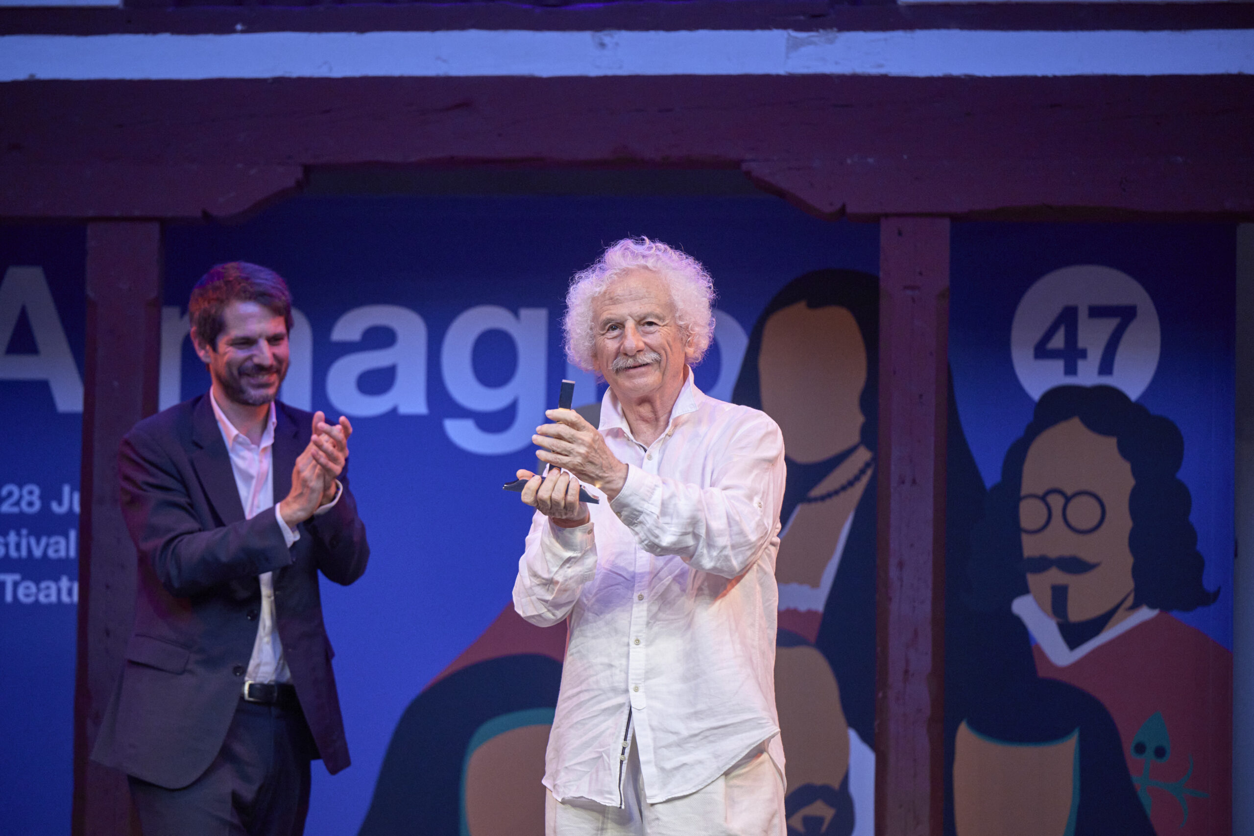 Momento en el que 'El Brujo' recibe el galardón de manos del Ministro de Cultura, Ernest Urtasun