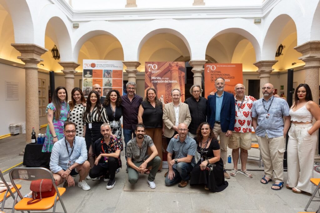 Fotografía de familia de la presentación de la comedia "La aparición" en el Festival de Mérida