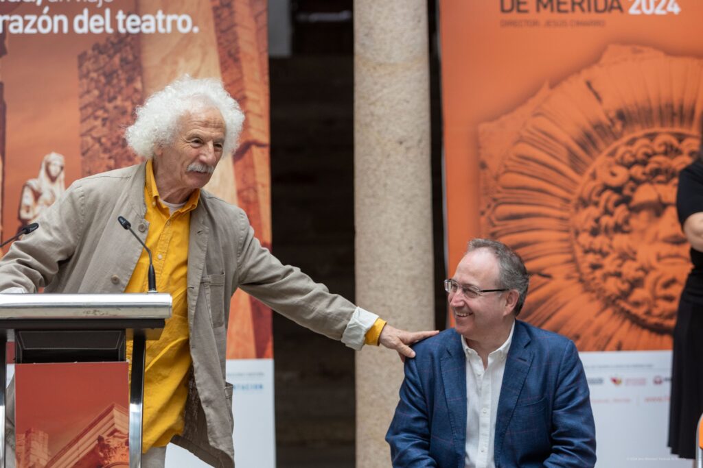 Momento de la presentación. En la imagen el actor junto al director del festival