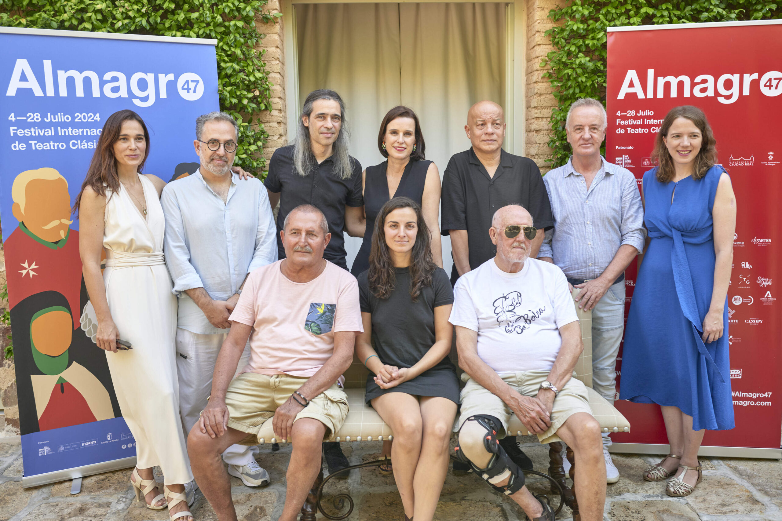 Fotografía de familia de la presentación de los espectáculos del último fin de semana