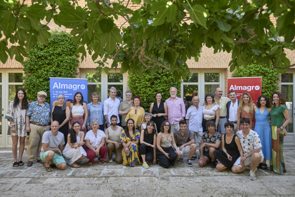 Fotografía de familia de la presentación de las producciones de la Compañía Nacional de Teatro Clásico