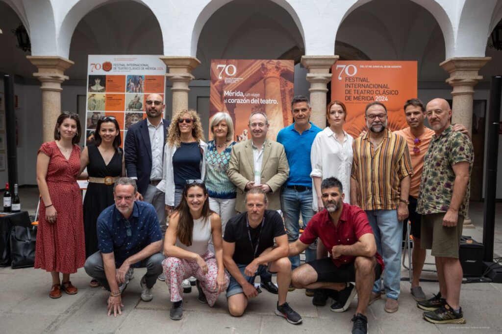 Fotografía de familia de la presentación en Mérida esta mañana