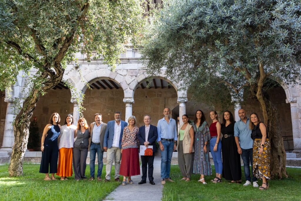 Parte del equipo del Festival de Mérida con autoridades en la rueda de prensa de balance celebrada esta mañana