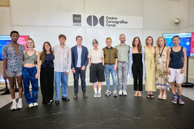 El viceconsejero Luis Fernando Martín, la directora residente de Teatros del Canal Olga Blanco, la coordinadora del Centro Coreográfico Canal, Beatriz Arzamendi, y miembros de las compañías participantes de Canal Baila esta mañana en la presentación del ciclo