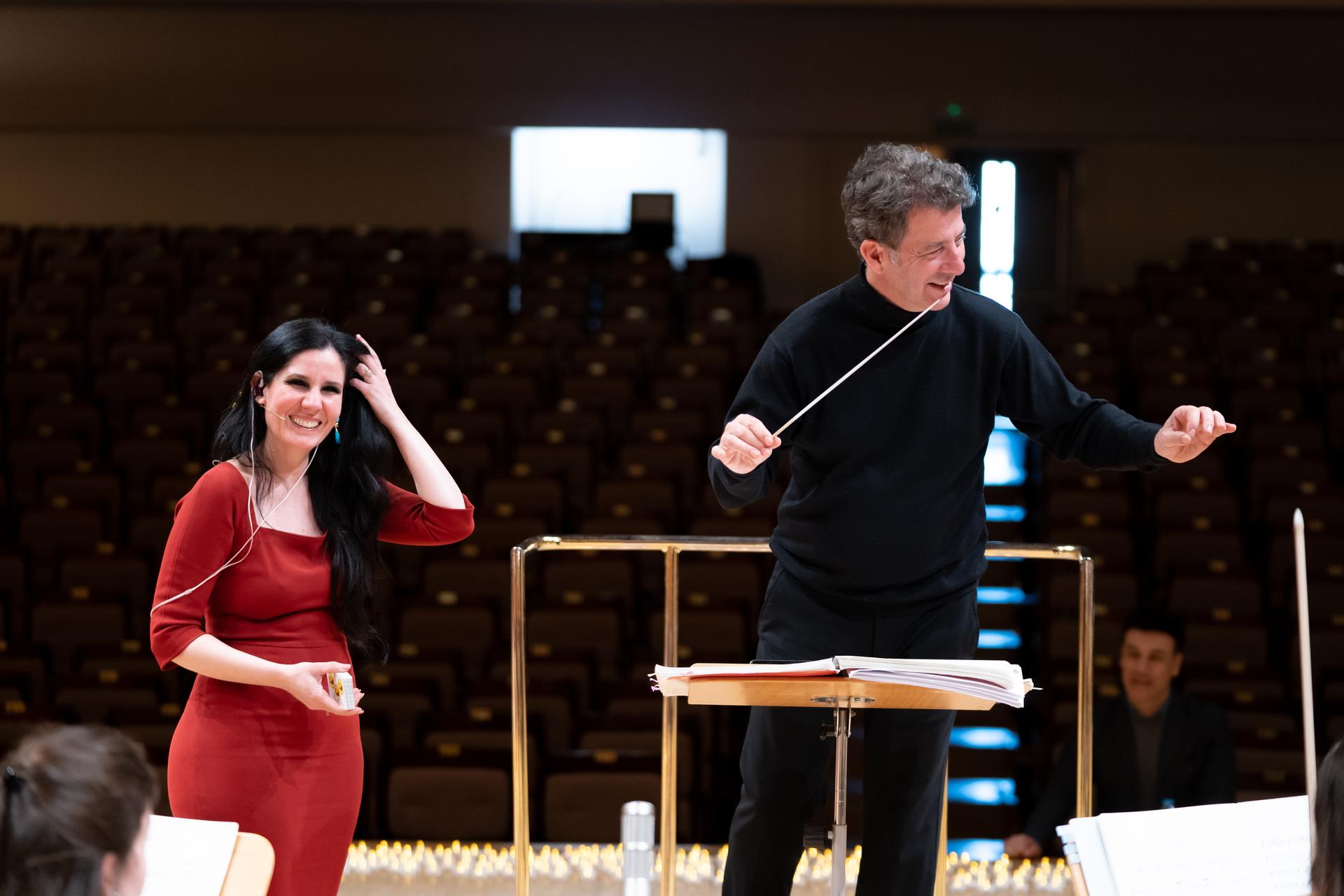 Diana Navarro y Juan Manuel Alonso, director de la Orquesta Carlos III