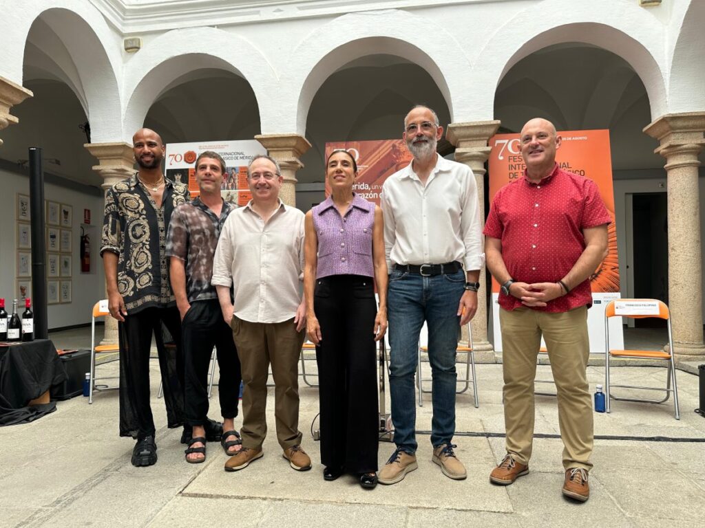 Fotografía de familia de la presentación en Mérida