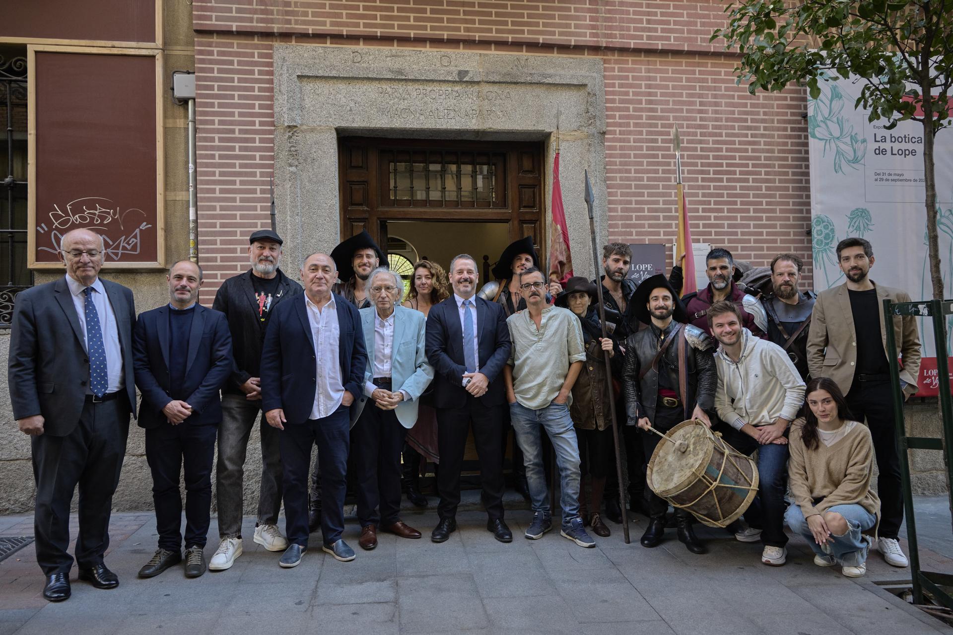 El consejero junto a otras autoridades, el director José Luis Alonso de Santos e integrantes de El alcalde de Zalamea el pasado martes en la presentación