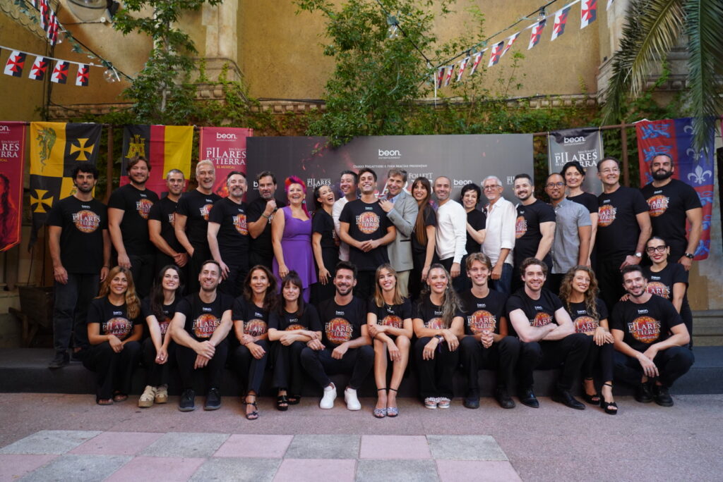 Fotografía de familia del elenco de 'Los pilares de la Tierra'