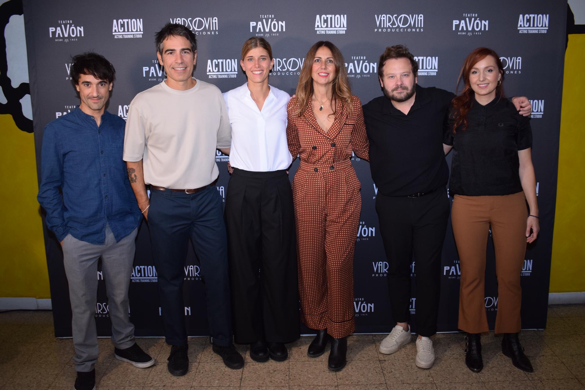 (De izq. a der.) David Ballesteros, Alejandro Tous, Isabel Guardiola, Esther Bravo (directora), Niko Verona y Carmen Ibeas