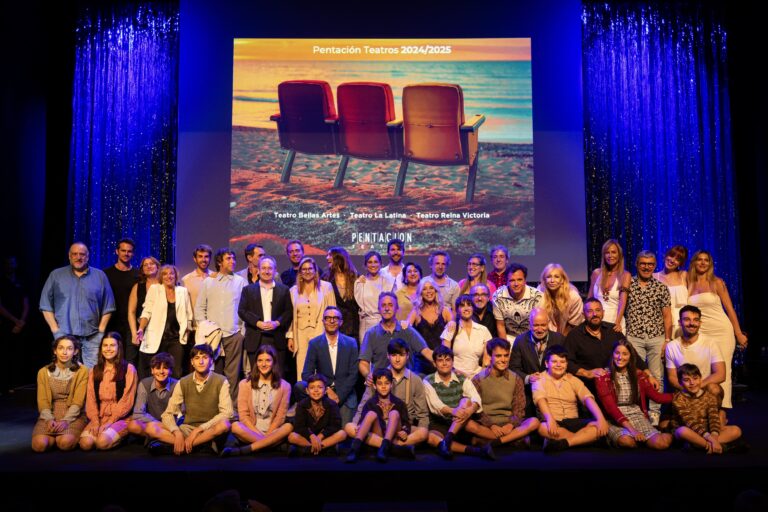 Fotografía de familia de la presentación en el Teatro La Latina de Madrid