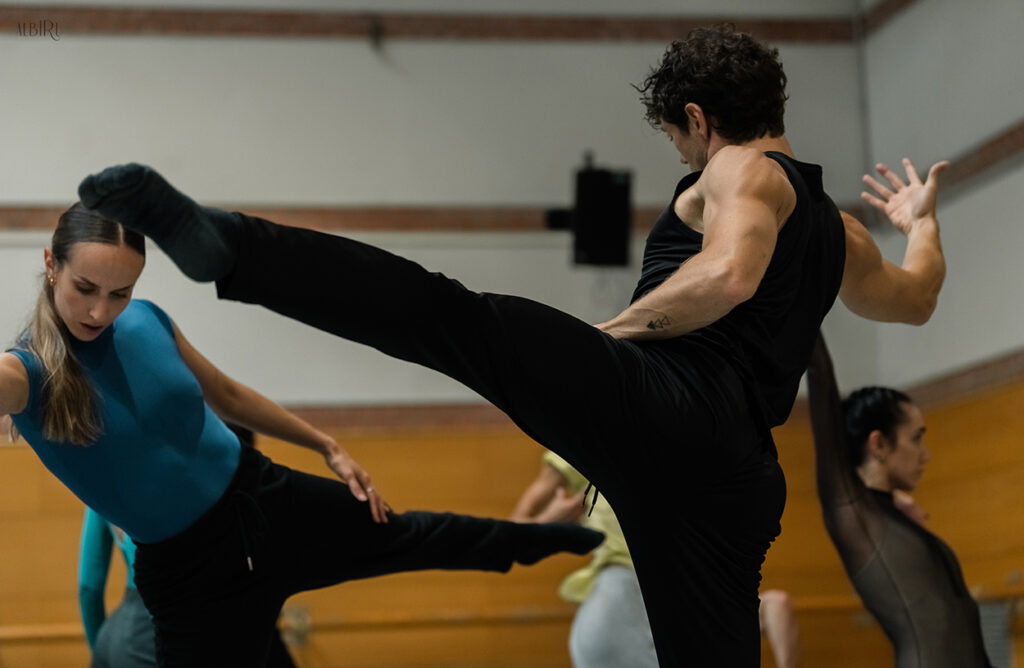 Al finalizar, los bailarines ofrecieron un regalo a los asistentes, una muestra de danza improvisación