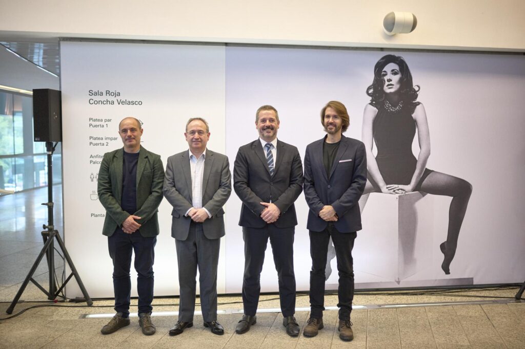 Gonzalo Cabrera, el productor teatral Jesús Cimarro, el consejero Mariano de Paco Serrano, y el hijo de la actriz Manuel Velasco ante una de las imágenes en la puerta de acceso a la Sala Roja