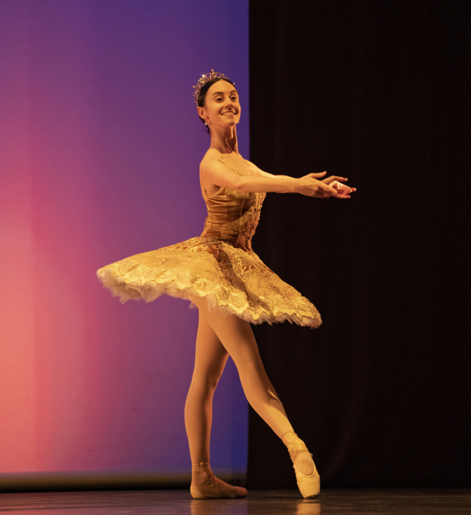 Ada González como Medora en Le Corsaire