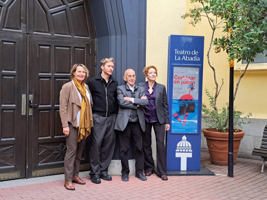 Natalia Menéndez, Pablo Rivero, José Sanchis Sinisterra y Clara Sanchis en la puerta de la Sala Juan de la Cruz de La Abadía