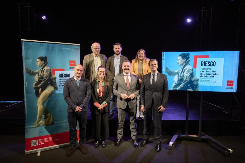 El consejero Mariano de Paco Serrano junto a la directora artística del festival y otras autoridades tras la presentación del festival