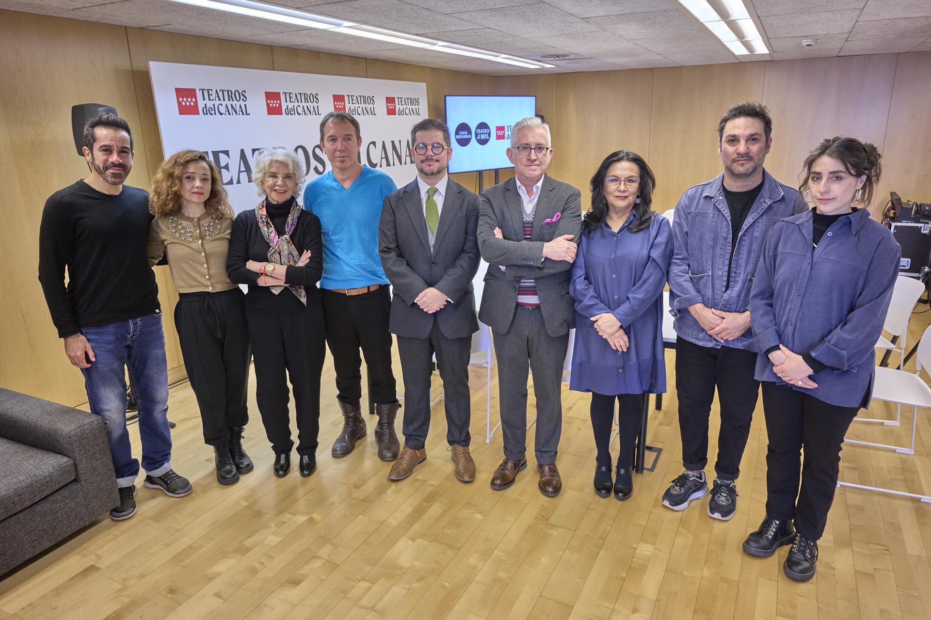 Daniel Abreu, Olga Pericet y miembros de Bonobo junto al embajador de Chile y representante de Teatros del Canal y el Festival Teatro a Mil esta mañana en la presentación