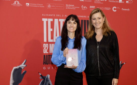 De izda a dcha: Laura Garmo recibe el VI Premio SGAE de Teatro Ana Diosdado 2024 en la 32º Muestra de Autores de Teatro de Alicante. Lo entrega Ana Graciani, directora institucional de Artes Escénicas de la Fundación SGAE