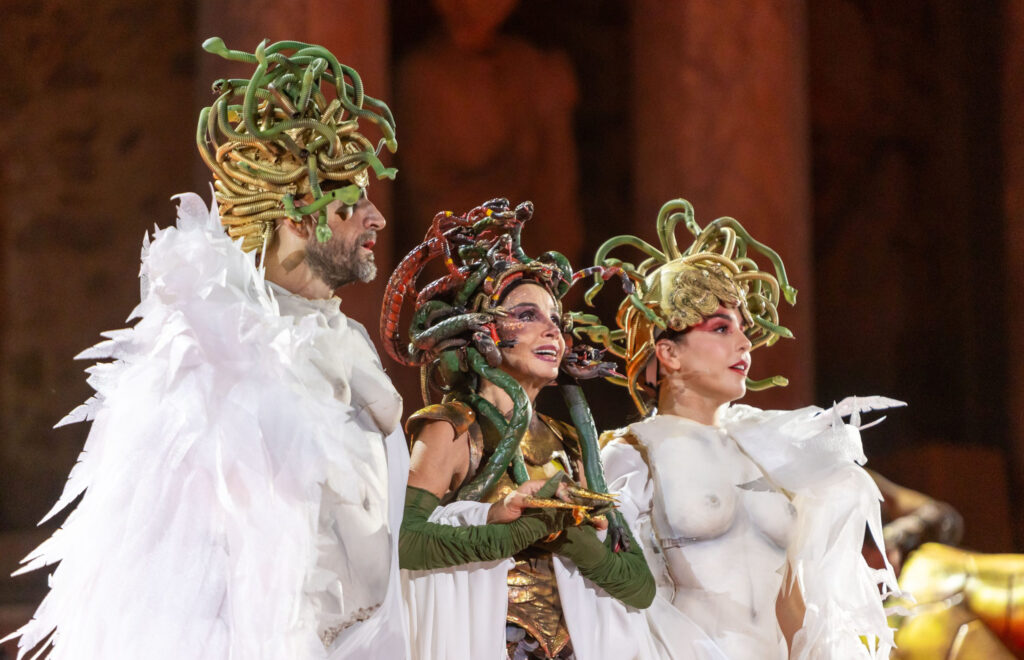 Una escena de "Medusa", con Victoria Abril (centro), dirigida por José María del Castillo