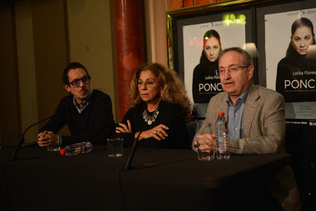 Luis Luque, Lolita Flores y Jesús Cimarro, durante la presentación en Valencia