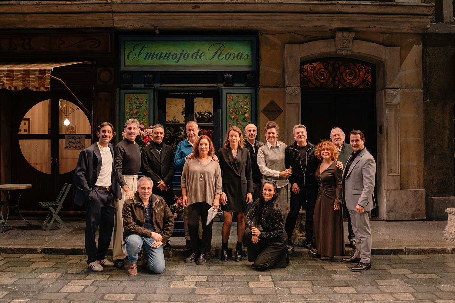 Fotografía de familia de los integrantes de la producción con la directora del Teatro de la Zarzuela