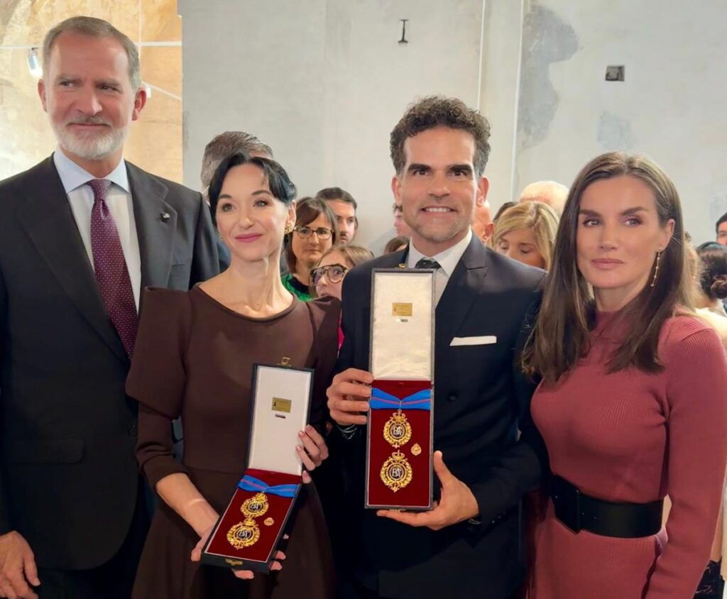 Sus Majestades los Reyes de España junto a Antonio Najarro y Lucía Lacarra