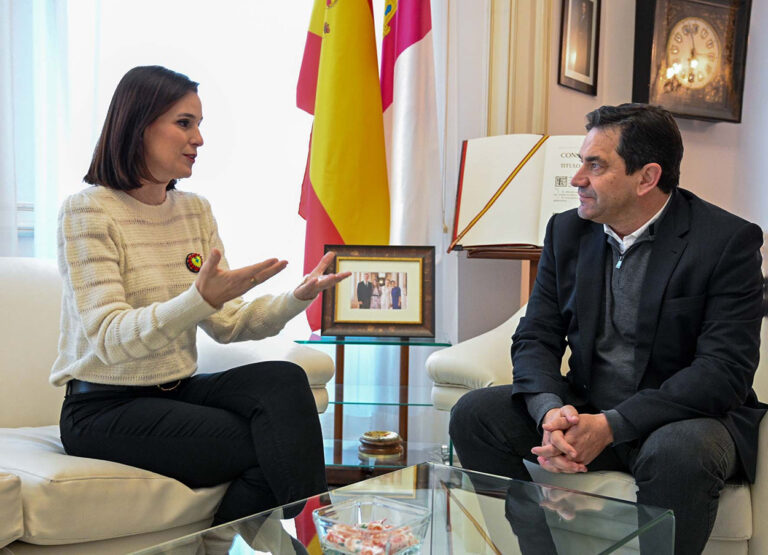 Irene Pardo (izq.) y Miguel Ángel Valverde, presidente de la Diputación de Ciudad Real