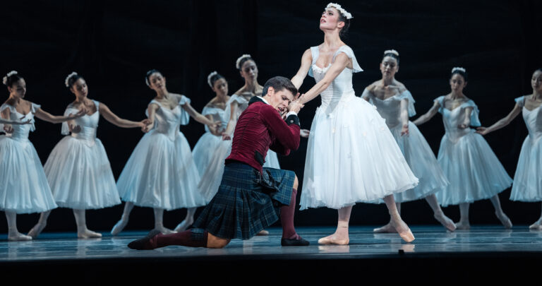 Imagen de una escena de 'La Sylphide' por la Compañía Nacional de Danza