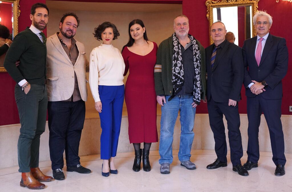 Fotografía de familia de la presentación de 'María Estuarda' en el Teatro Real de Madrid