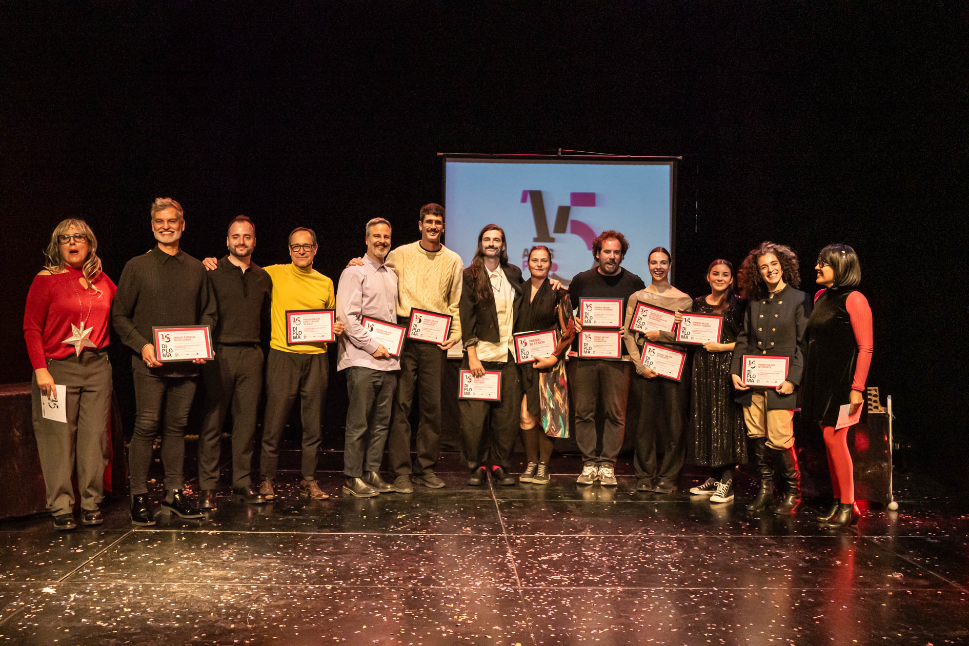 Fotografía de familia de los premiados