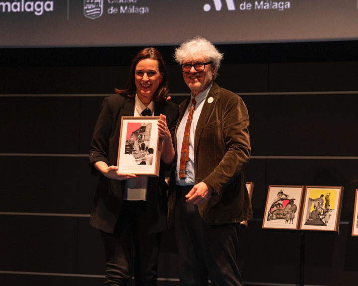 Irene Pardo, directora del festival, recoge la insignia