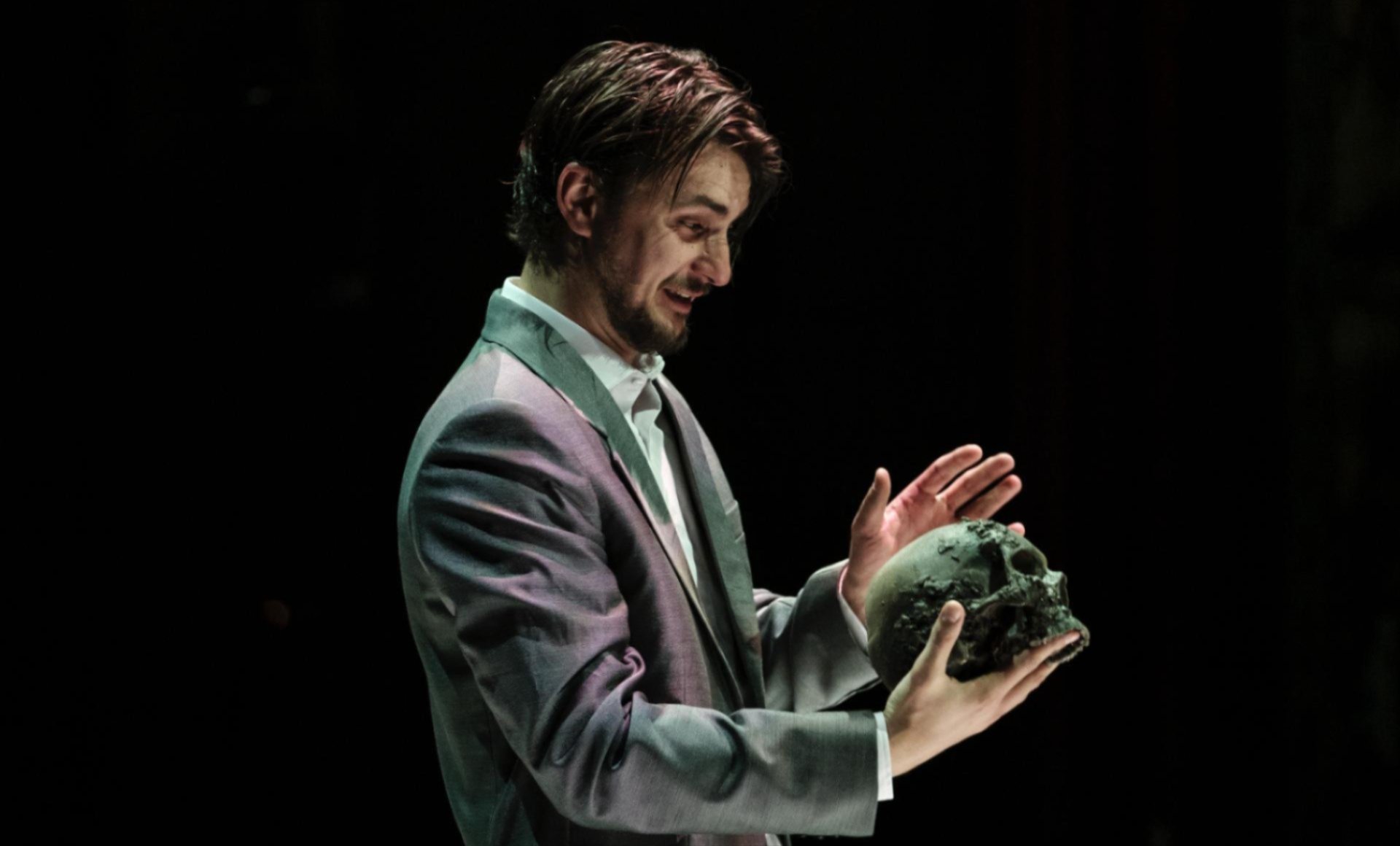 El actor Vlad Udrescu como Hamlet durante un momento de la representación