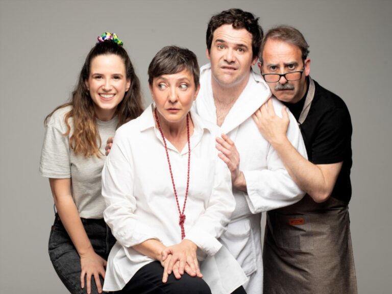 Eva Hache protagoniza esta comedia junto a Carolina Rubio, Iñigo Azpitarte e Iñigo Aranburu