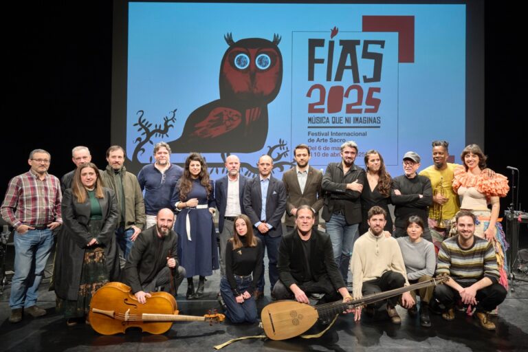 El director general Gonzalo Cabrera, Pepe Mompeán y otras autoridades esta mañana durante la presentación de la programación junto a artistas que participarán en esta edición del festival