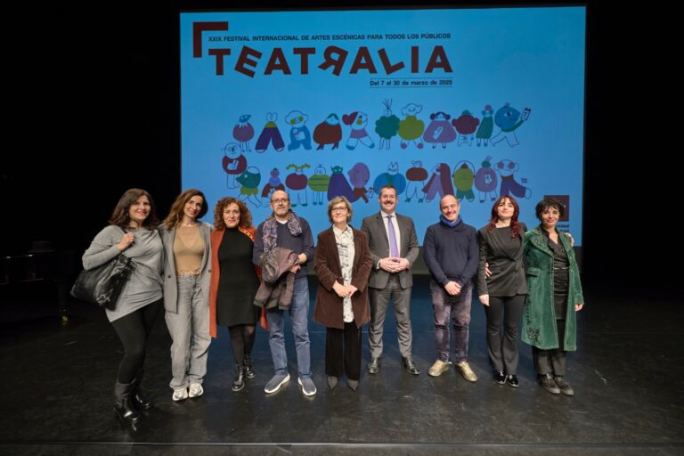 El consejero Mariano de Paco Serrano y la directora artística del festival, Lola Lara, junto a varios participantes en el homenaje a Luis Matilla