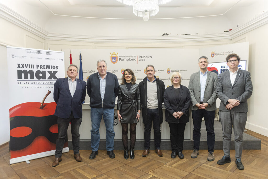 De izda a dcha: el presidente de la Fundación SGAE, Juan José Solana; el alcalde de Pamplona, Joseba Asiron; la concejala municipal de Cultura, Fiestas, Educación y Deportes, Maider Beloki; el director de SGAE en Navarra, Joseba Palacios; la directora del Teatro Gayarre, Grego Navarro; el director general de Cultura del Gobierno de Navarra, Iñaki Apezteguia; y el director general de la Fundación SGAE, Rubén Gutiérrez