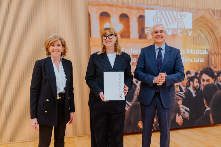 Acto de entrega de los beneficios generados por el Concierto “Stradivarius por la DANA”, con  Ignacio García-Belenguer, Director General del Teatro Real; Ana de la Cueva, Presidenta de Patrimonio Nacional y Daniela González, Presidenta de la Federación de Sociedades Musicales de la Comunidad Valenciana