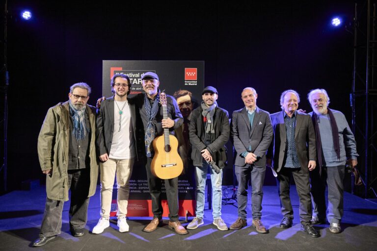 Foto de familia del director general de Cultura e Industrias Creativas, Gonzalo Cabrera, y el director artístico del festival, Antonio Benamargo, junto a varios artistas de esta edición