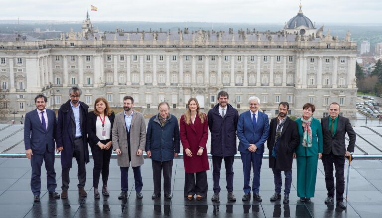 Borja Ezcurra, director adjunto del Teatro Real; Miguel Rodrigo, director general del IDAE (Instituto para la Diversificación y Ahorro de Energía); Nuria Gallego, directora de Infraestructuras y Sostenibilidad del Teatro Real; Joan Groizard, secretario de Estado de Energía; Gregorio Marañón, presidente del Teatro Real; Sara Aagesen, vicepresidenta tercera del Gobierno y ministra para la Transición Ecológica y el Reto Demográfico; Ernest Urtasun, ministro de Cultura, e Ignacio García-Belenguer, director general del Teatro Real; Miguel González Suela, subsecretario para la Transición Ecológica y el Reto Demográfico; Carmen Sanabria, secretaria general del Teatro Real, y Joan Matabosch, director artístico del Teatro Real